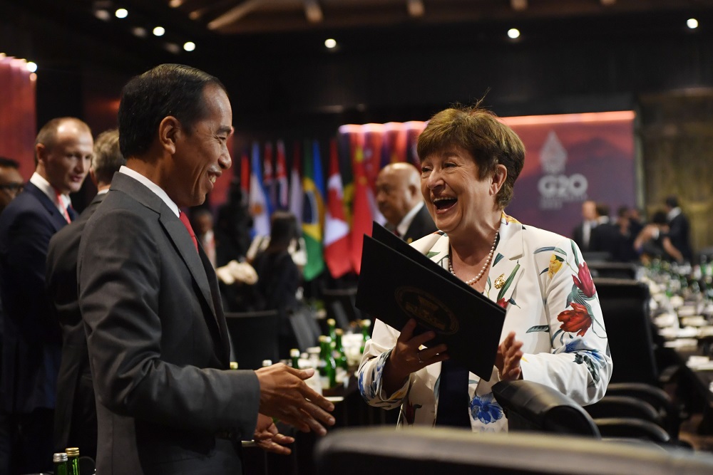 Presiden RI Joko Widodo berbincang dengan Direktur Pelaksana IMF Kristalina Georgieva setelah penutupan KTT G20 Bali di The Apurva, Kempinski, Nusa Dua pada Rabu (16/11/2022). / dok BPMI Setpres RI.