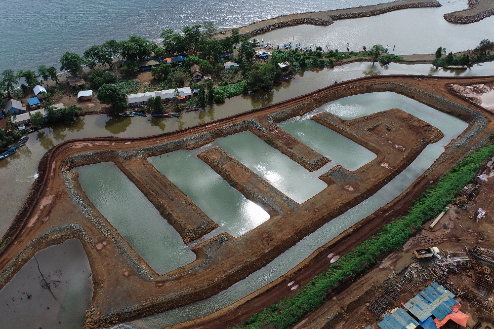 Kolam sedimen, bagian dari sistem pengelolaan air limbah bekas produksi milik Harita Nickel di Pulau Obi, Maluku Utara, pada Jumat (8/12/2023). / Bisnis-Fanny Kusumawardhani
