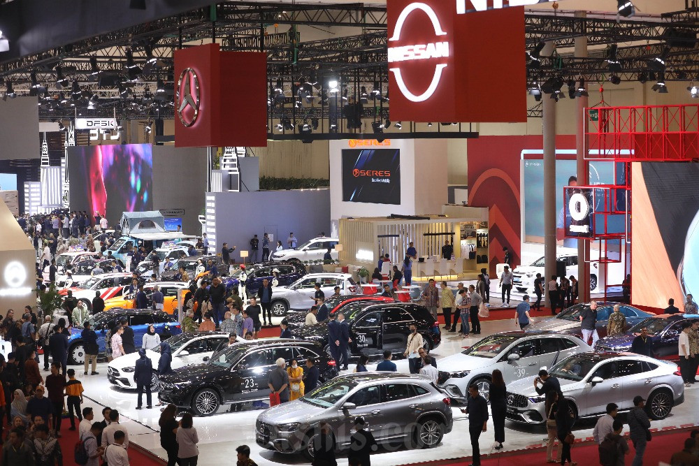 Pengunjung memadati pameran otomotif Gaikindo Indonesia International Auto Show (GIIAS) 2024 di Indonesia Convention Exhibition (ICE) BSD, Serpong, Kabupaten Tangerang, Banten, Kamis (18/7/2024)/JIBI/Bisnis/Eusebio Chrysnamurti