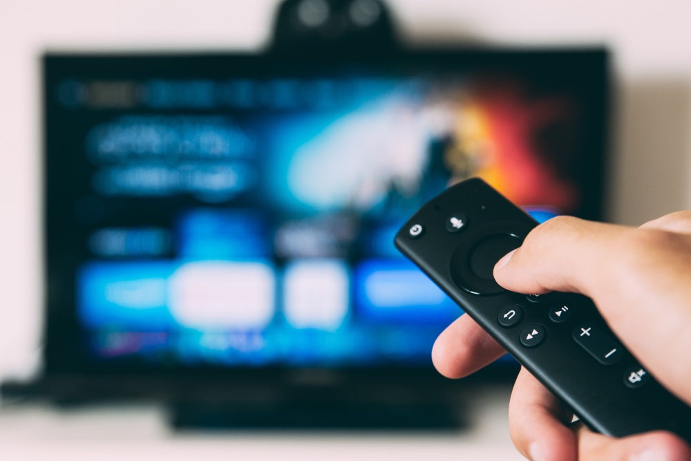 Ilustrasi orang menonton televisi/unsplash