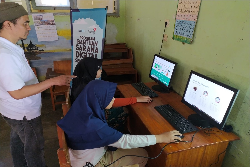 Masyarakat mengakses internet di dekstop/Dok. Telkom