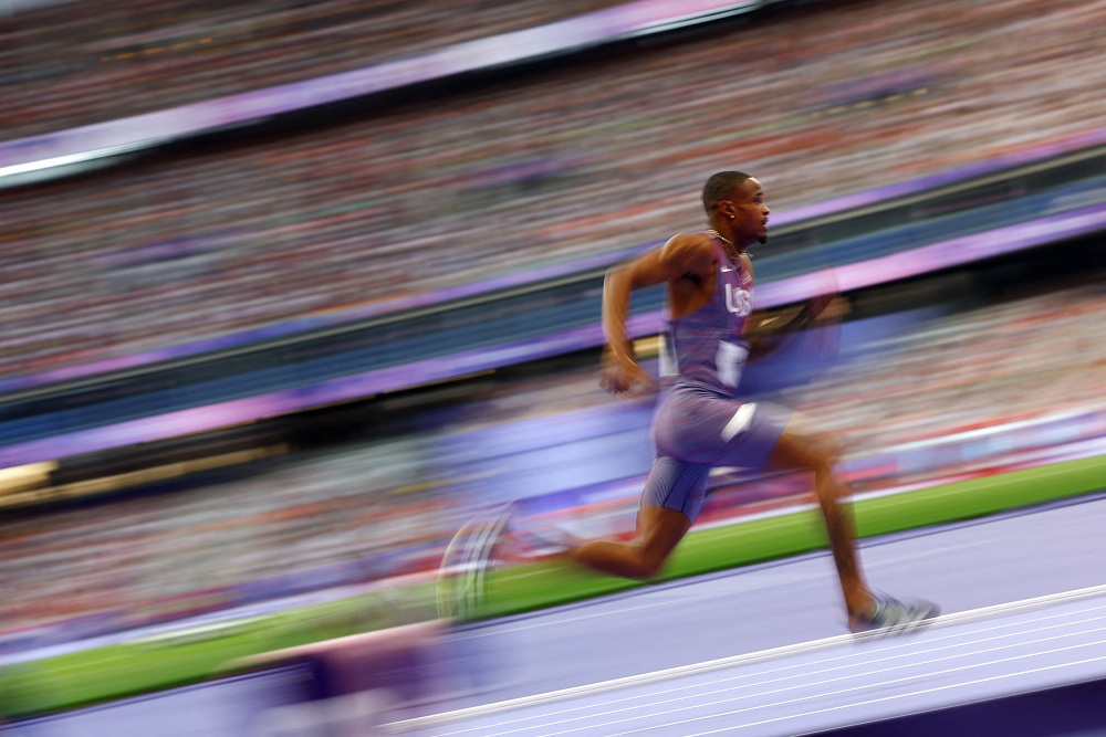 Sprinter AS Quincy Hall meraih medali emas Olimpiade Paris 2024 di nomor lari 400 meter meski tertinggal di awal lomba / Reuters-Hannah McKay