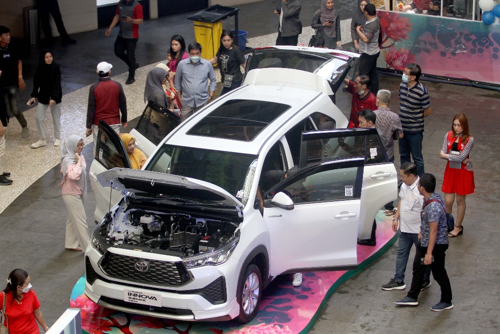 Pengunjung melihat mobil Kijang Inova Zenix di Makassar, Sulawesi Selatan, Kamis (1/12/2022). Dok. JIBI