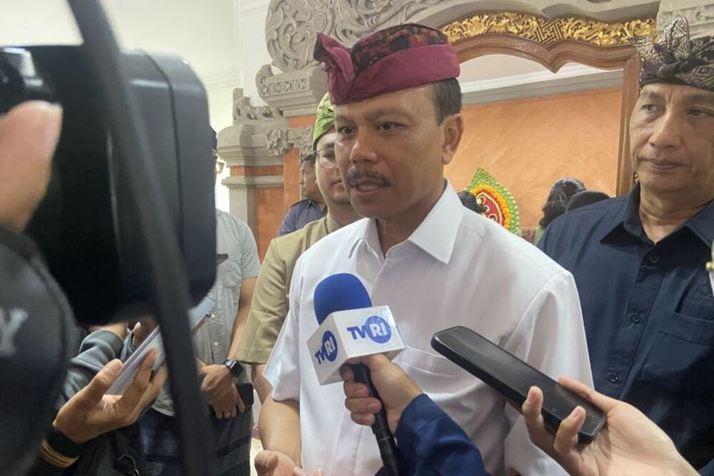 Sekretaris Daerah Bali Dewa Made Indra diwawancara soal rapat persiapan pembangunan kereta bawah tanah di Denpasar, Kamis (8/8/2024)./Antara-Ni Putu Putri Muliantari.