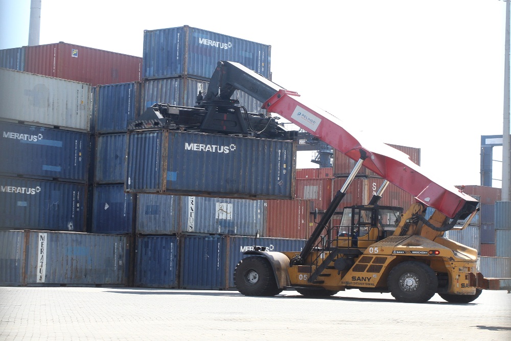 Bongkar muat petikemas di Termilan New petikemas Pelabuhan Makassar, Sulawesi Selatan, Senin(13/5/2024)/JIBI/Bisnis/Paulus Tandi Bone