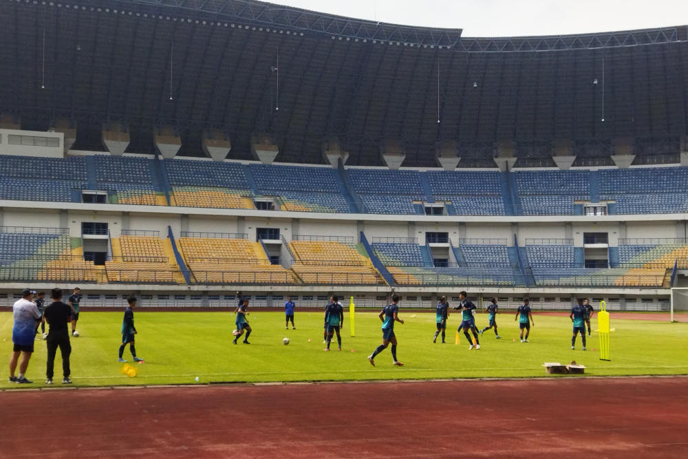 Pemain Persib sedang melakukan latihan di Stadion GBLA.  Prediksi Skor Persib vs PSBS Biak, 9 Agustus: Susunan Pemain, H2H, Klasemen/Bisnis-Dea