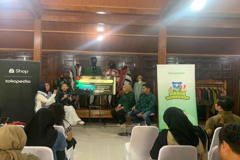 Communication Senior Lead Tokopedia and ShopTokopedia, Antonia Adega (kedua kiri) bersama Nikhlas Gustaf Mustafa (Pertama Kanan) Pemilik Pandansari Batik/Hesti