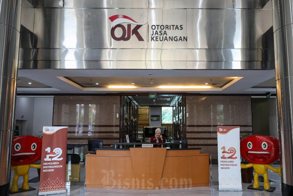 Karyawati beraktivitas di kantor Otoritas Jasa Keuangan (OJK), Jakarta, Senin (18/12/2023). Bisnis/Arief Hermawan