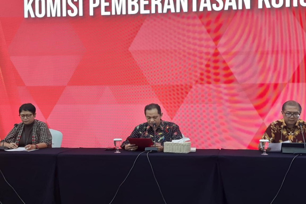 Kabiro Humas KPK Yuyuk Andriati Iskak, Wakil Ketua KPK Nurul Ghufron, dan Sekjen KPK Cahya H. Harefa pada konferensi pers terkait dengan dugaan tindak pidana korupsi pada penjagaan dan perawatan Rutan Klas I Jakarta Timur Cabang KPK, Rabu (21/6/2023). JIBI/Bisnis-Danny Saputra