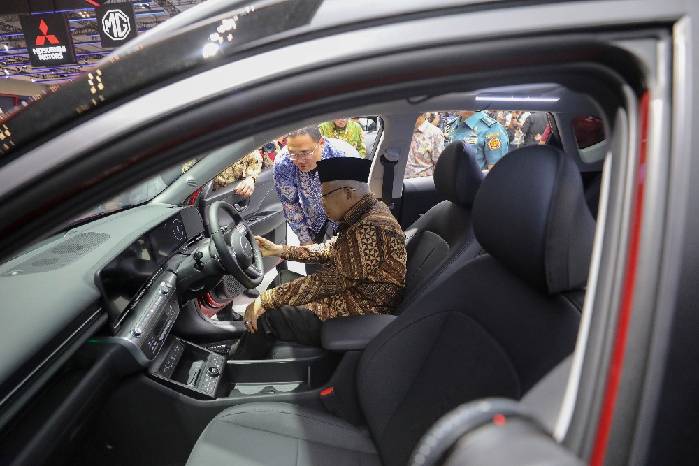 Wakil Presiden Maruf Amin (kanan) didampingi Chief Operating Officer (COO) PT Hyundai Motors Indonesia (HMID) Fransiscus Soerjopranoto mencoba mobil Hyundai All-New KONA Electric saat pembukaan pameran otomotif Gaikindo Indonesia International Auto Show (GIIAS) 2024 di Indonesia Convention Exhibition (ICE) BSD, Serpong, Kabupaten Tangerang, Banten, Kamis (18/7/2024). JIBI/Bisnis/Eusebio Chrysnamurti