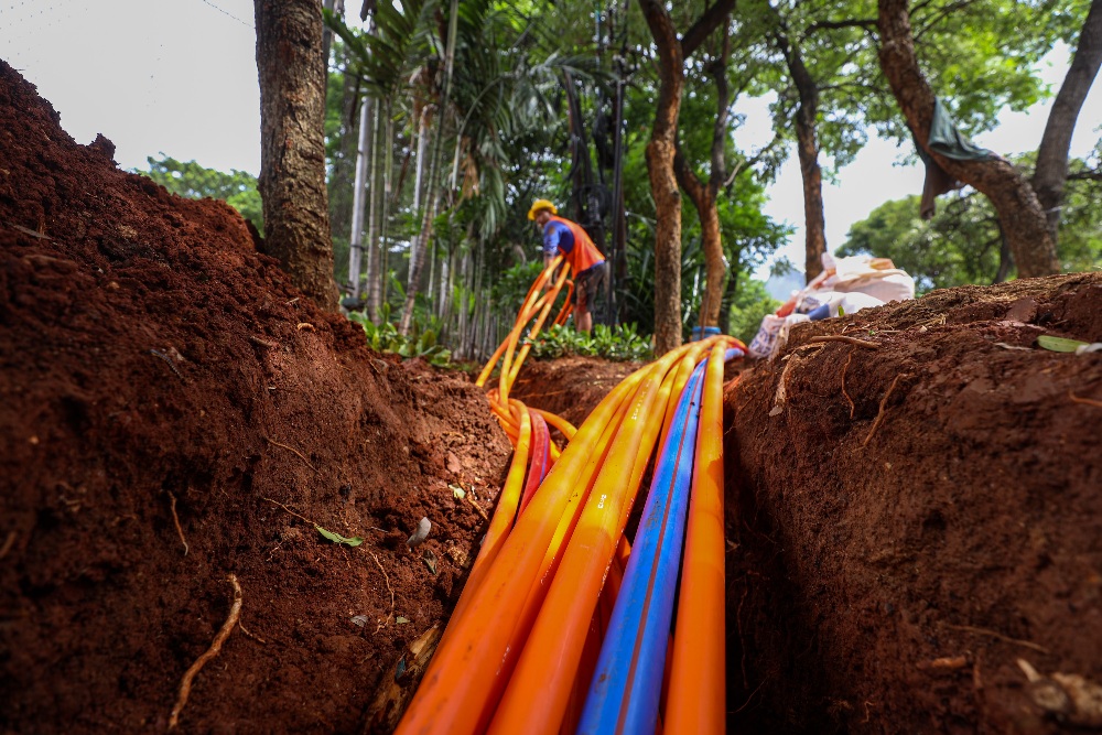 Pekerja menarik kabel fiber optic di Jakarta, Senin (18/3/2024)/JIBI/Bisnis/Abdurachman