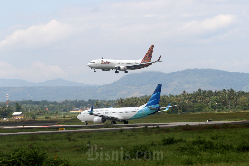 Pesawat garuda Indonesia mendarat di Bandara Sultan Hasanuddin Makassar, Sulawesi Selatan, Selasa (11/6/2024). Bisnis/Paulus Tandi Bone