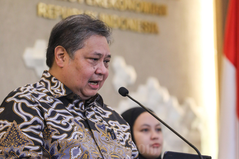 Menteri Koordinator Bidang Perekonomian Airlangga Hartarto memberikan keterangan pers di Jakarta, Senin (5/8/2024). Bisnis/Arief Hermawan P