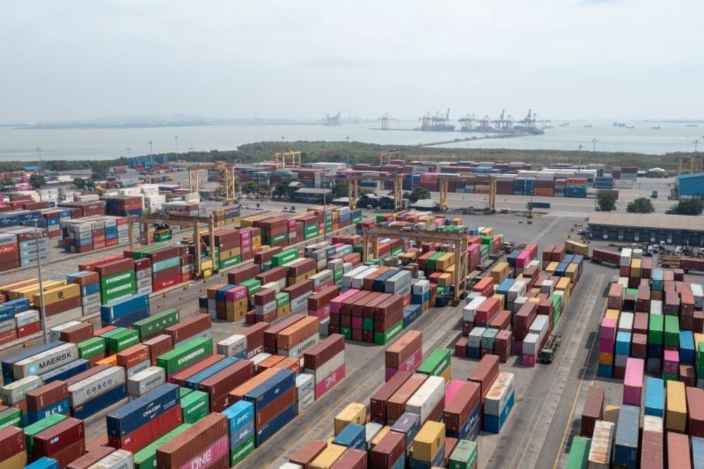 Tumpukan peti kemas di Pelabuhan Tanjung Perak, Surabaya, Jawa Timur, Kamis (8/8/2024)./Antara-PT Terminal Petikemas Surabaya.