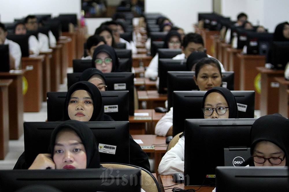 Peserta mengikuti Seleksi Kompetensi Dasar (SKD) berbasis Computer Assisted Test (CAT) untuk Calon Pegawai Negeri Sipil (CPNS)./Bisnis-Arief Hermawan P.