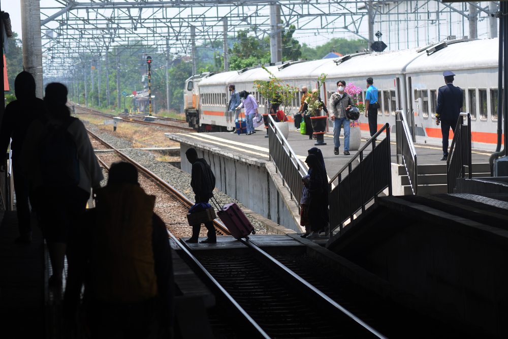 Sejumlah penumpang turun dari kereta api di Stasiun Klaten, Jawa Tengah, Selasa (18/4/2023). Berdasarkan data PT Kereta Api Indonesia Daop 6 Yogyakarta pada Selasa (18/4) hingga pukul 17.00 WIB diperkirakan kedatangan pemudik di Stasiun Klaten sebanyak 1.931 penumpang. ANTARA FOTO/Aloysius Jarot Nugroho/tom.