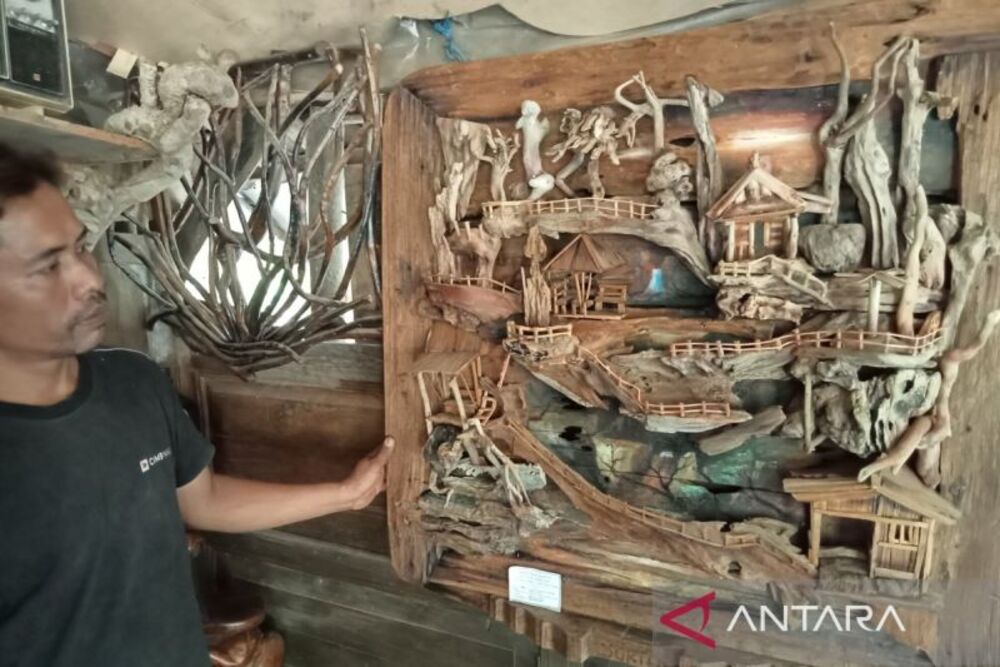 Produk kerajinan lukisan kayu tiga dimensi karya Sukito, perajin asal Wonotingal, Kelurahan Poncosari, Srandakan, Kabupaten Bantul Daerah Istimewa Yogyakarta./Antara-Hery Sidik