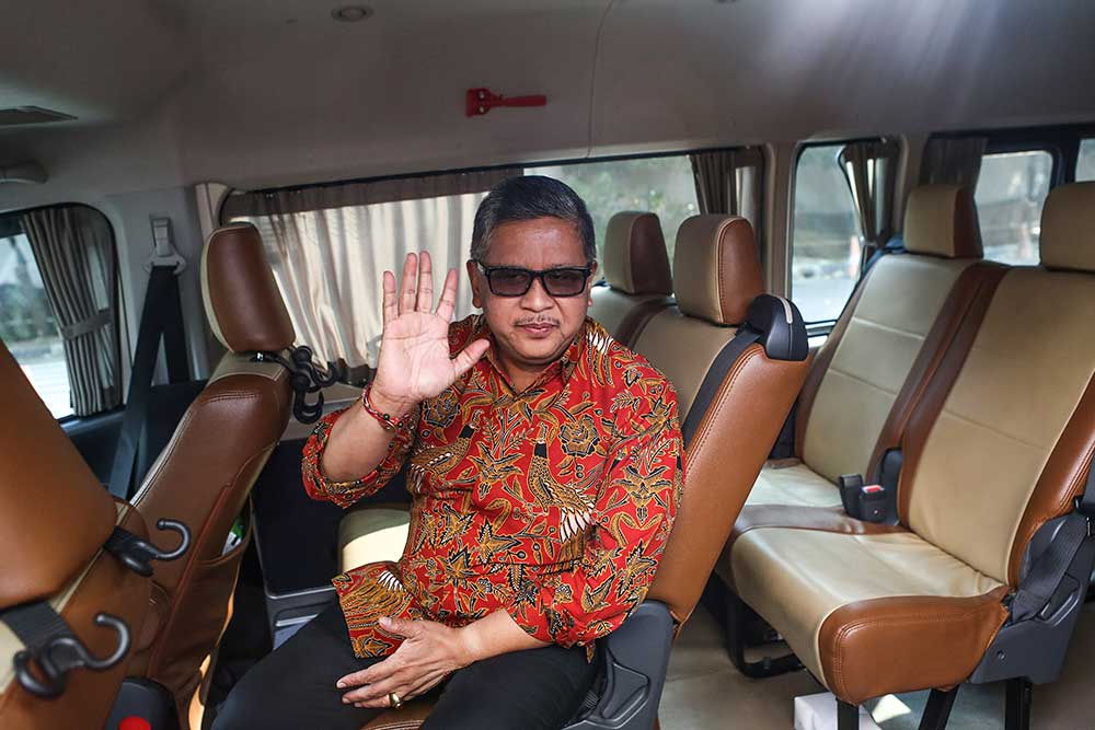 Sekjen PDIP Hasto Kristiyanto melambaikan tangan dari dalam mobil usai menjalani pemeriksaan di Gedung Merah Putih KPK, Jakarta, Senin (10/6/2024). ANTARA FOTO/Asprilla Dwi Adha