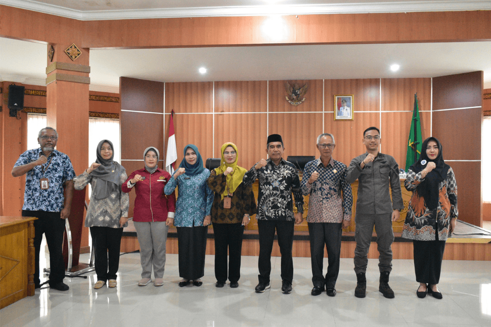 Pj Sekda OKI Muhammad Refly didampingi Kepala Dinas Pengendalian Penduduk dan Keluarga Berencana (DPPKB) OKI Saparuddin menghadiri rakor capaian indikator TPPS dalam percepatan penurunan stunting, Kamis (8/8/2024)./Dok. Diskominfo OKI