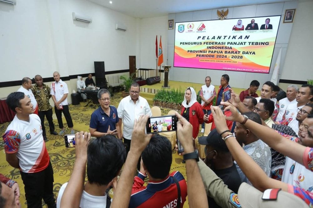  Ketika Rocky Gerung dan Kaesang Akur di Satu Wadah Panjat Tebing