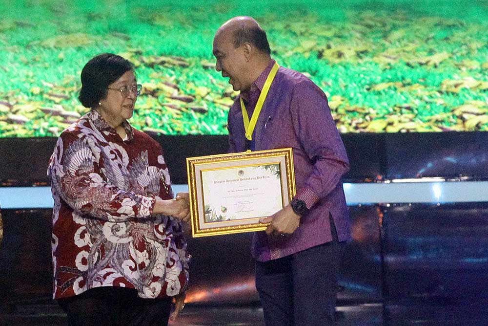  Menteri KLHK Siti Nurbaya Bakar Serahkan Penghargaan Program Kampung Iklim (Proklim) 2024