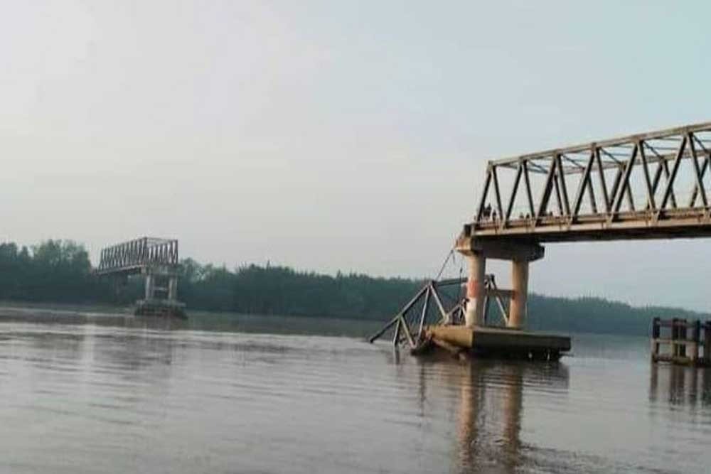  Tertabrak Tongkang Batu Bara, Jembatan Lalan di Muba Ambruk dan Akses Jalan Terputus