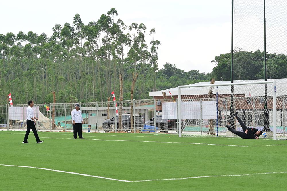  Tinjau Pusat Pelatihan PSSI di IKN, Jokowi Sebut September Bisa Dipakai
