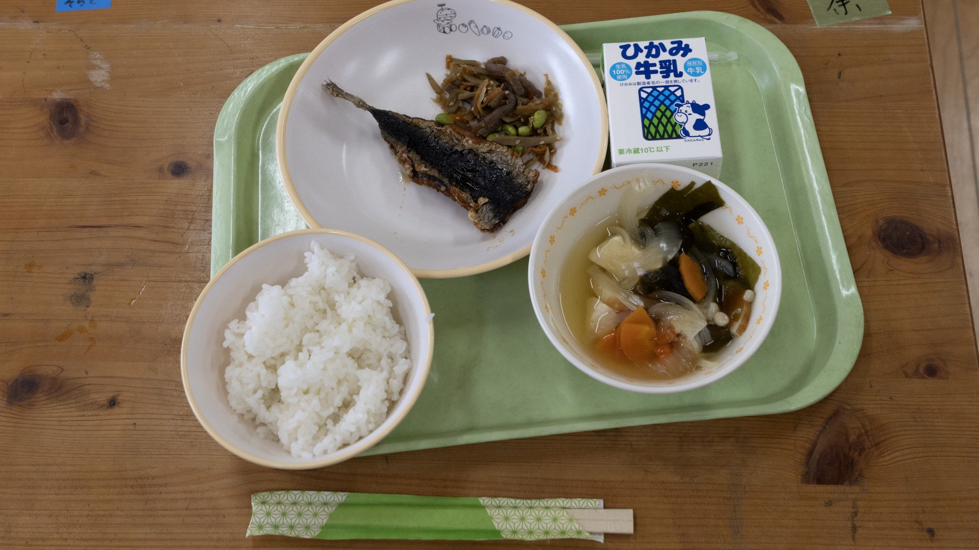 Menu makan siang yang disajikan salah satu sekolah di Tamba, Prefektur Hyogo, Jepang pada Jumat (15/3/2024). / Bloomberg-Buddhika Weerasinghe