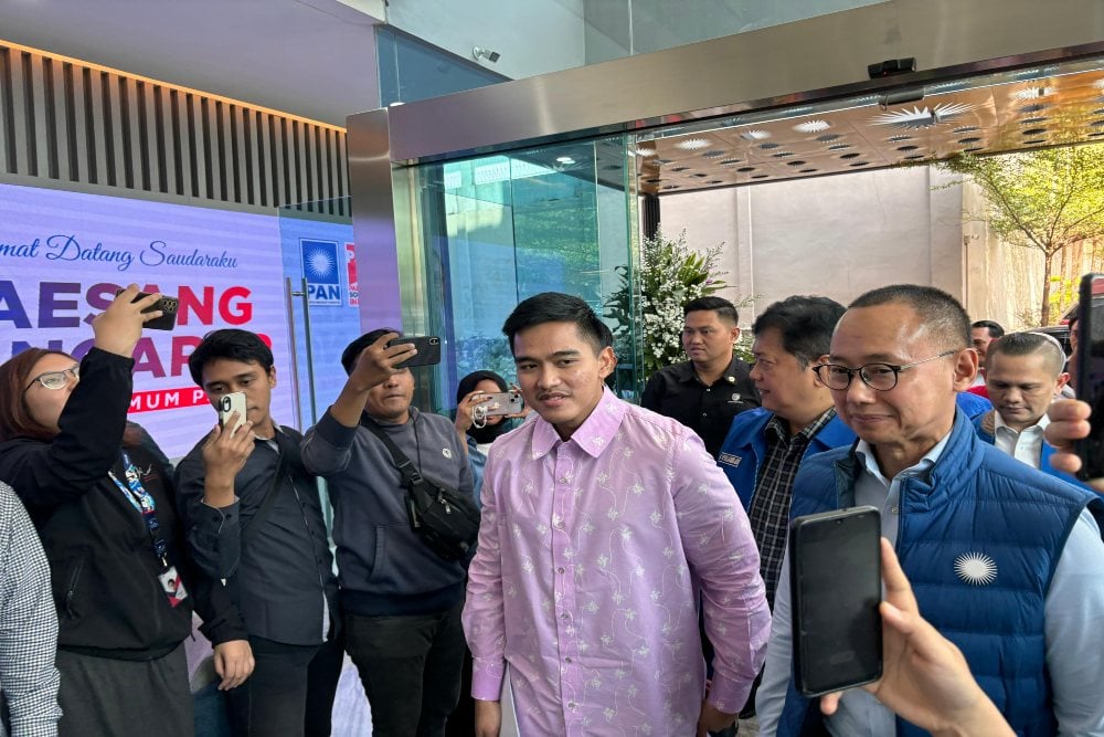  Lanjutkan Safari Politik, Kaesang Pangarep Sambangi Kantor DPP PAN dengan Kemeja Pink