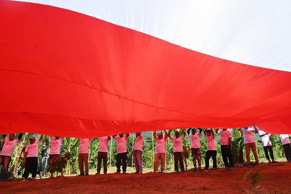  Mantan Napi Terorisme Bentangkan Bendera Merah Putih di Poso