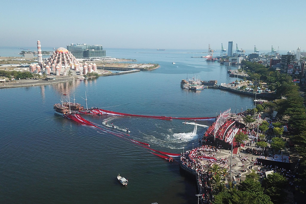  Pembentangan Bendera Merah Putih Raksasa di Pantai Losari