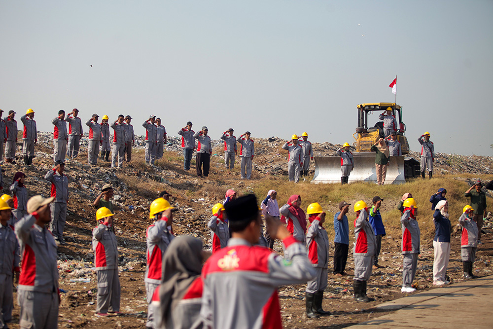  Upacara HUT RI di TPA Jabon Sidoarjo