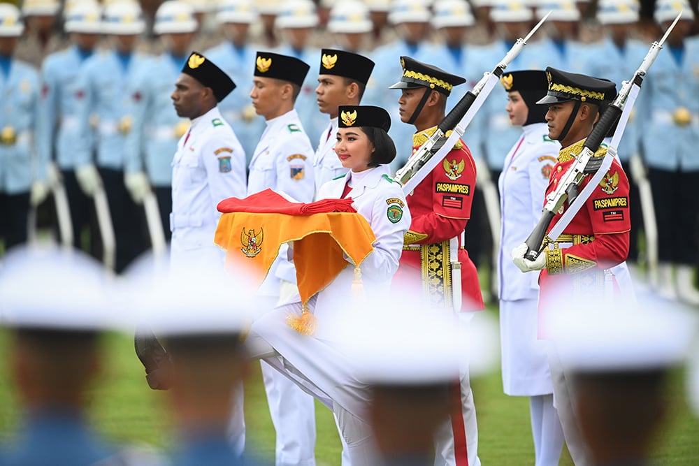  Maruf Amin dan Gibran Saksikan Upacara Penurunan Bendera Merah Putih dari Istana Merdeka