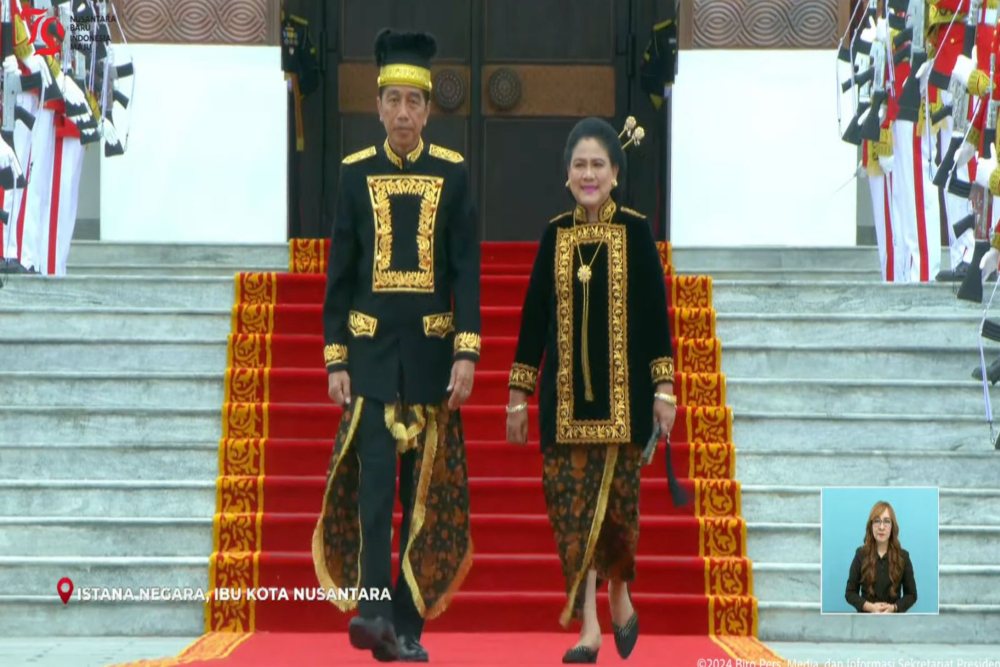  Ketika Jokowi Menjelma Jadi 'Raja Jawa' Hingga 'Sultan Kutai' di Perayaan HUT RI