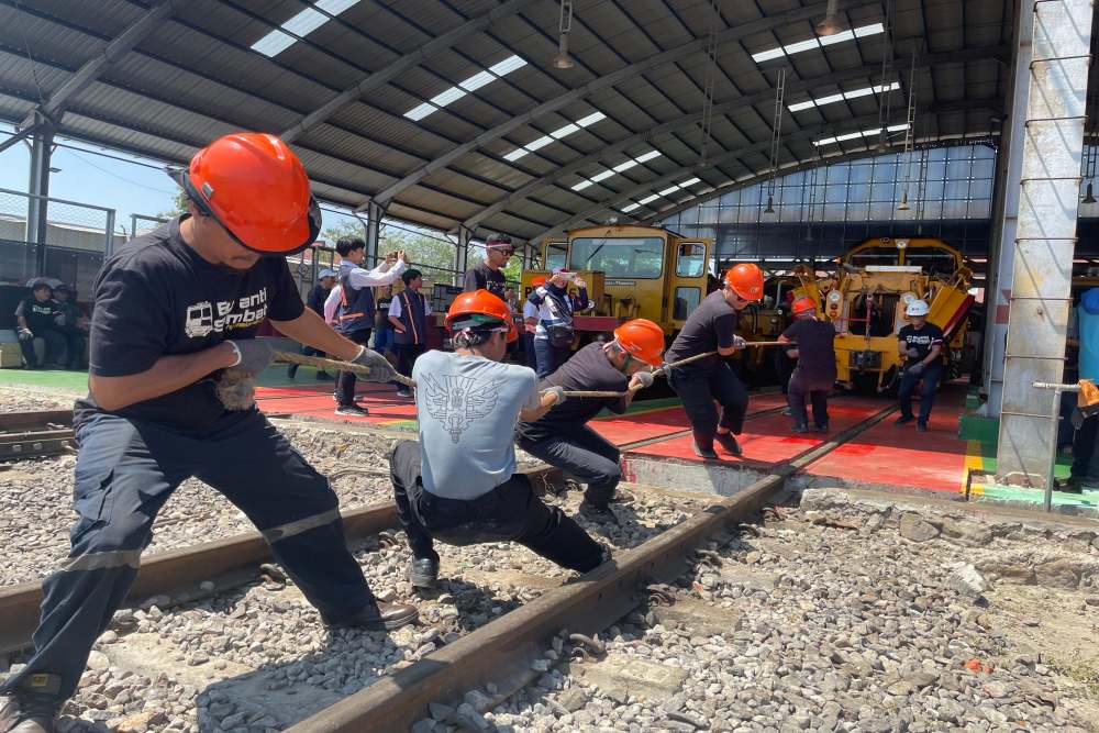  Keseruan Lomba Tarik Kereta Api di Cirebon, Rayakan HUT RI