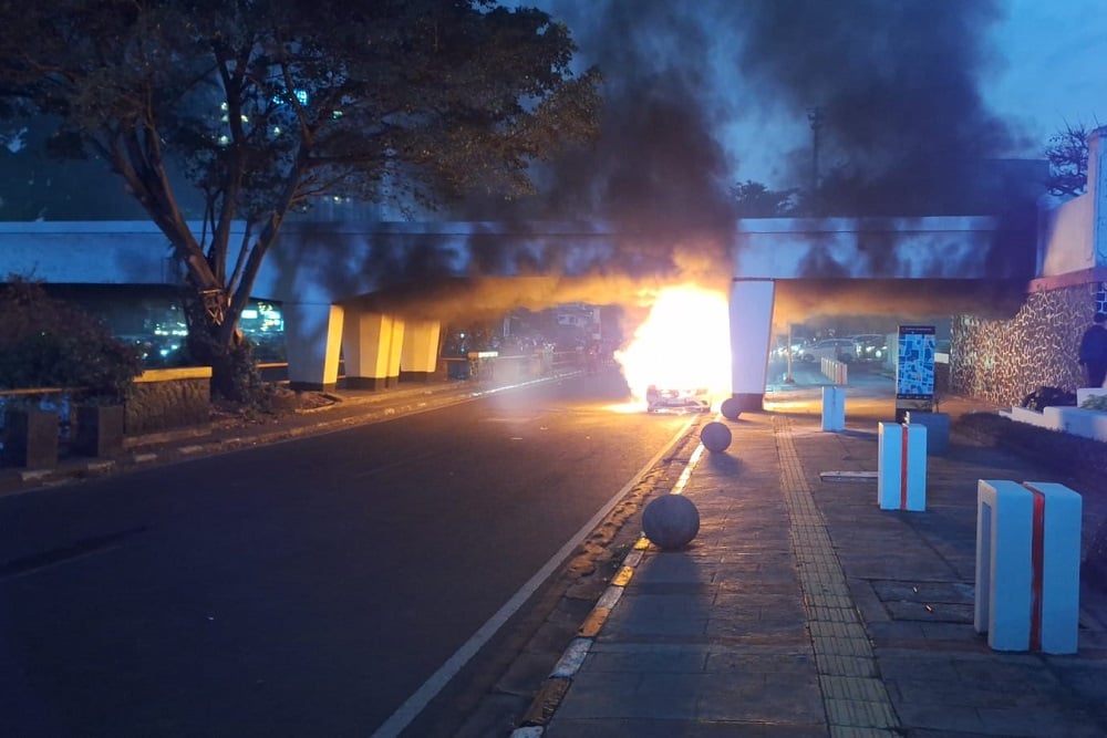  Sedan Terbakar di Bawah Jembatan Lintasan Kereta Api, Ini Kata Daop 2 Bandung