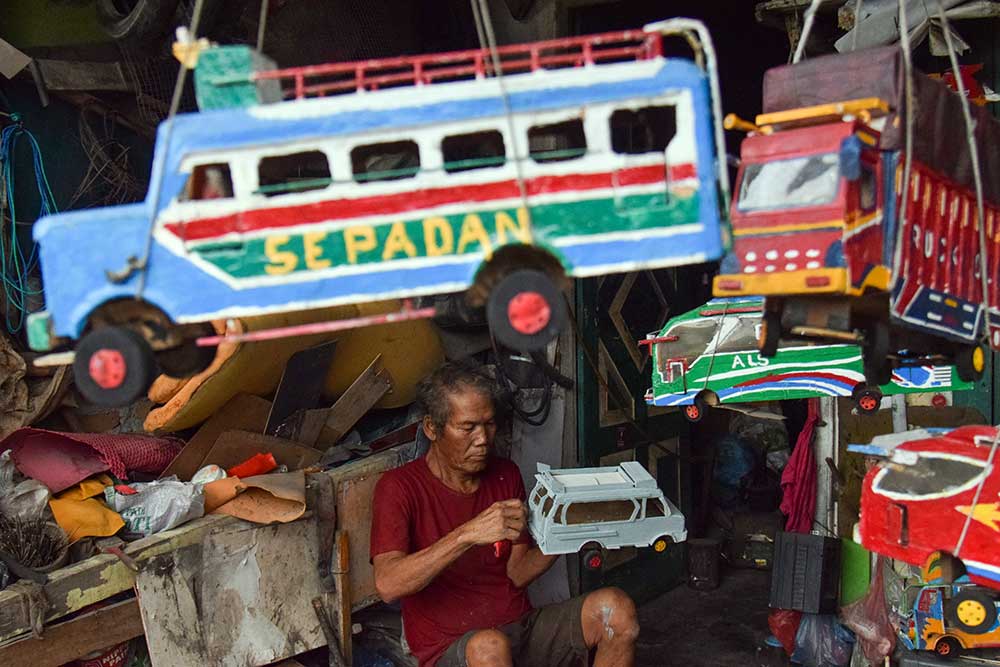  Kerajinan Miniatur Bus di Sumatra Utara Dipasarkan Hingga ke Singapura