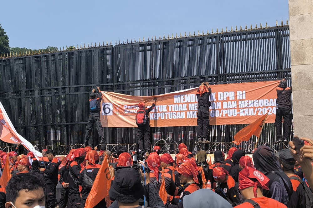  Ribuan Massa Padati Gerbang DPR RI: Buruh, Mahasiswa, dan Komika Tolak Revisi UU Pilkada
