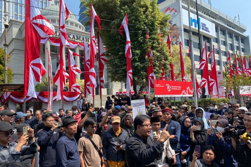  Massa Demo di Gedung MK: "Demokrasi Indonesia Dibegal Jokowi"