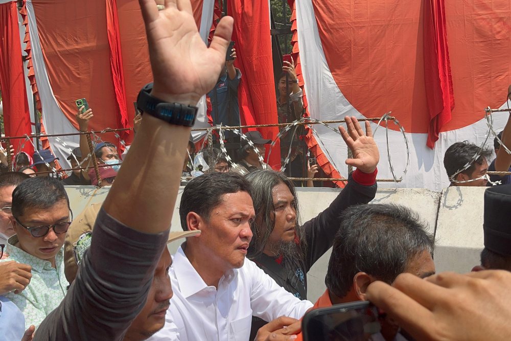  Momen Habiburokhman Dilempar Botol Saat Temui Massa Tolak RUU Pilkada