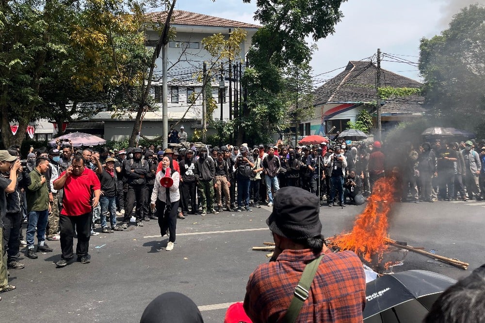  Kawal Putusan MK60, Kantor DPRD Jabar Digeruduk Ribuan Mahasiswa dan Pelajar