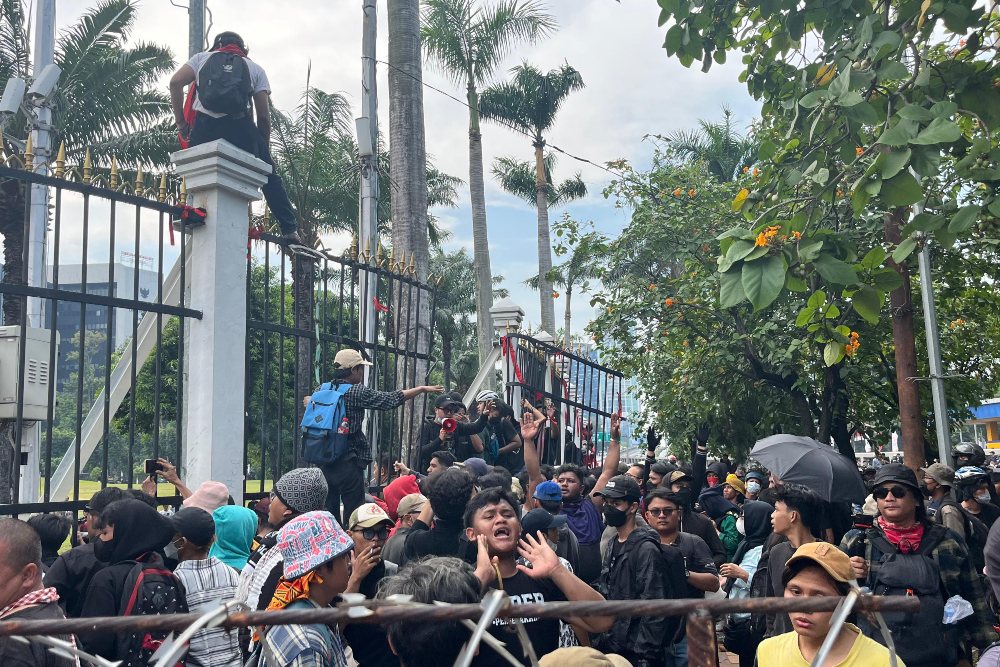  Detik-Detik Pagar Gedung DPR Dijebol Massa Demo RUU Pilkada