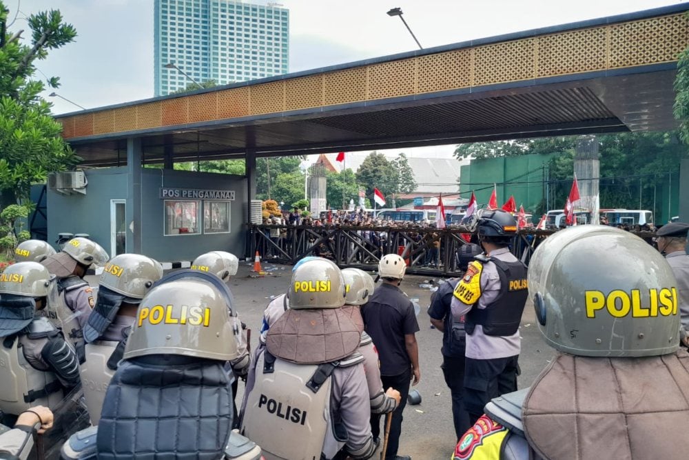  Massa Pendemo Jebol Pagar di Gerbang Pancasila Kompleks DPR