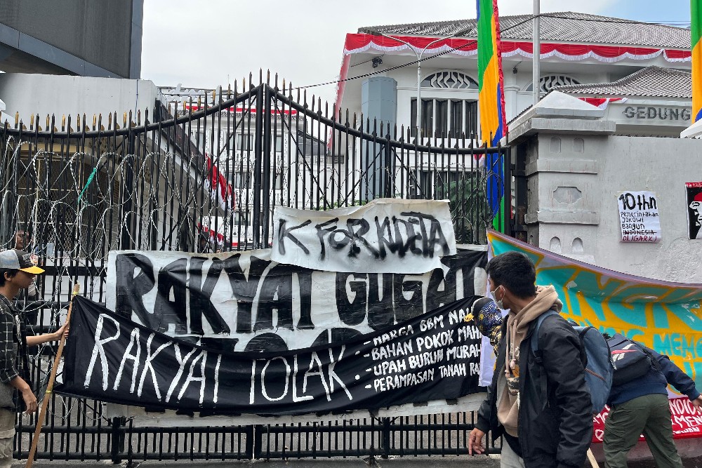  Massa Demo Kawal Putusan MK Berpenutup Muka Lempari Gedung DPRD Jabar dengan Batu