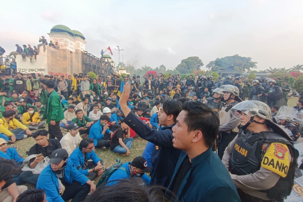  Live Demo Tolak RUU Pilkada: Mahasiswa Merangsek ke Halaman DPR, Teriak Revolusi!
