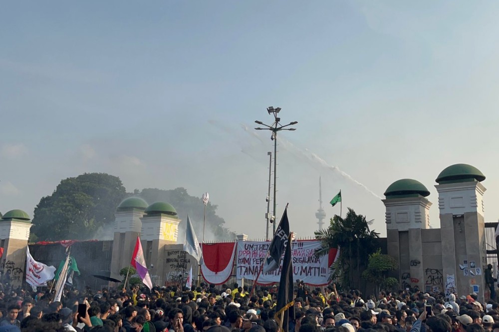  Update Demonstrasi di DPR: Pasukan Rantis Brimob Bersiap Bubarkan Massa Demo