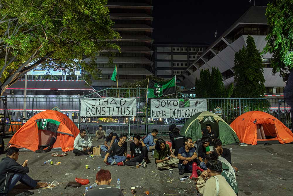  Mahasiswa Menginap Di Depan Gedung DPRD Semarang Saat Aksi Mengawal Putusan MK