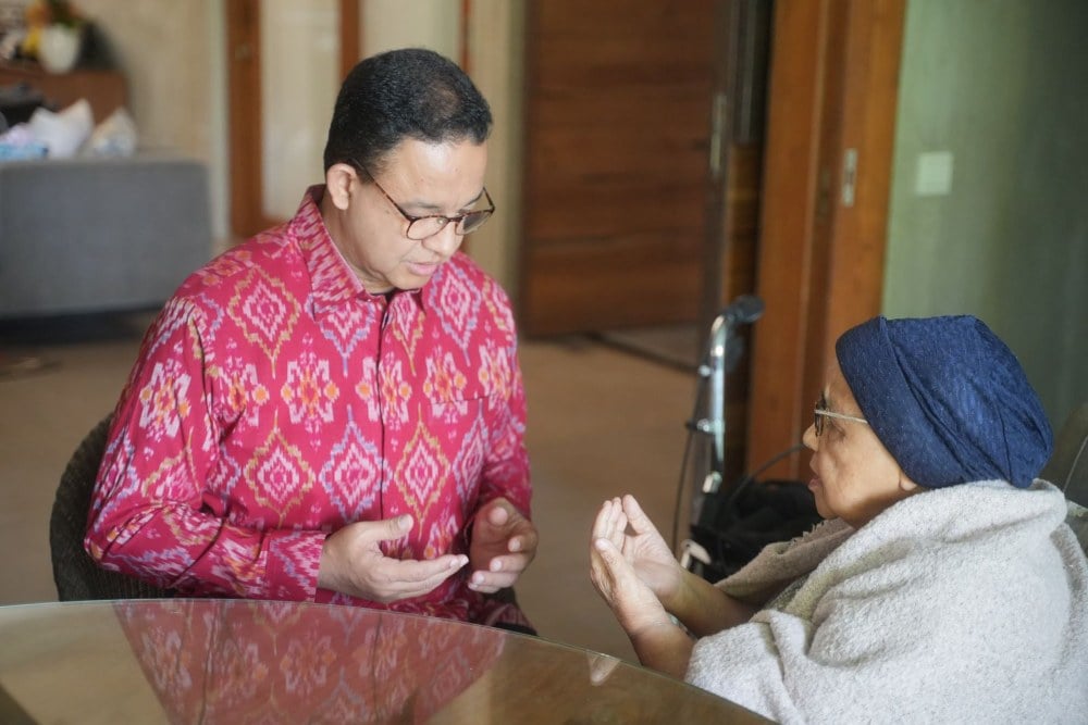  Pakai Pakaian Merah Anies Minta Restu ke Ibunda, Gabung PDIP?