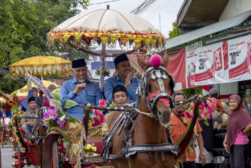  Arak-arakan Babendi Hantarkan Mahyeldi-Vasko Daftar Pilkada Serentak 2024 ke KPU Sumbar