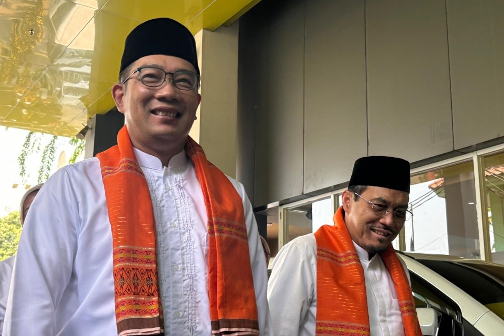  Kenakan Busana Adat Betawi, Ridwan Kamil-Suswono Menuju KPU Jakarta